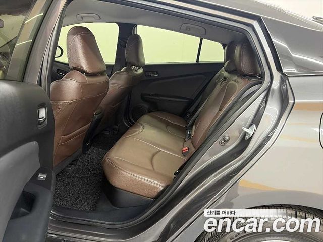 Toyota Prius 2017 — photo 12