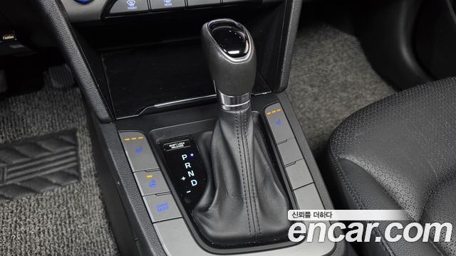 Hyundai AVANTE 2017 — photo 12