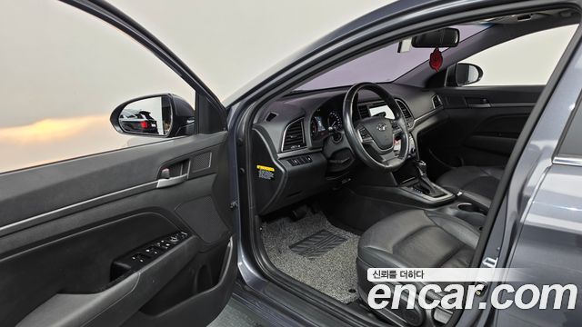 Hyundai AVANTE 2017 — photo 13