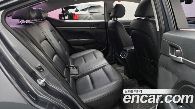 Hyundai AVANTE 2017 — photo 17