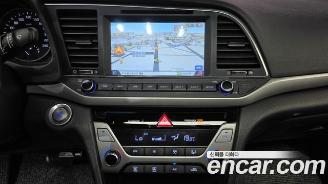 Hyundai AVANTE 2017 — photo 19