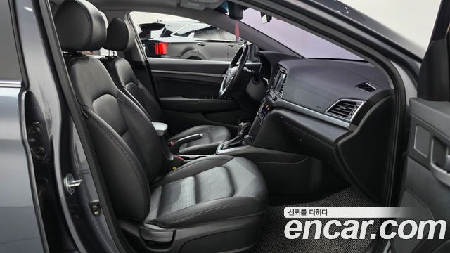 Hyundai AVANTE 2017 — photo 16