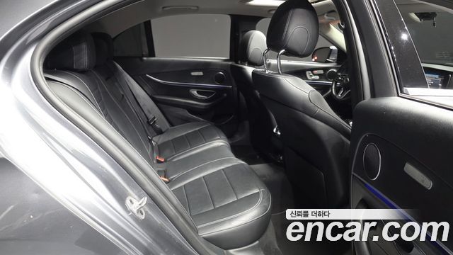 Mercedes-Benz E-Class 2019 — photo 12