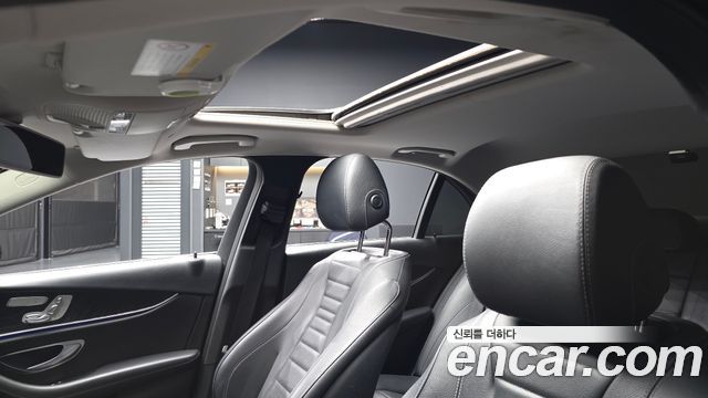 Mercedes-Benz E-Class 2019 — photo 18