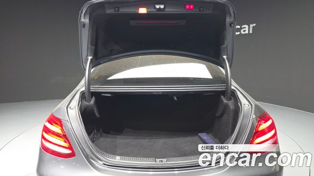 Mercedes-Benz E-Class 2019 — photo 20