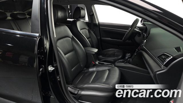 Hyundai AVANTE 2016 — photo 17