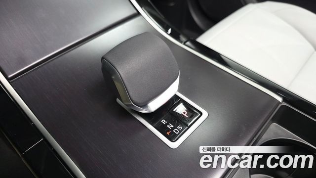 Land Rover Range Rover Velar 2026 — photo 9