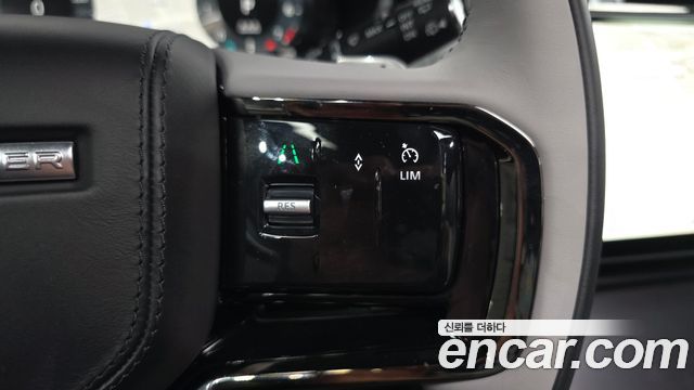 Land Rover Range Rover Velar 2026 — photo 17