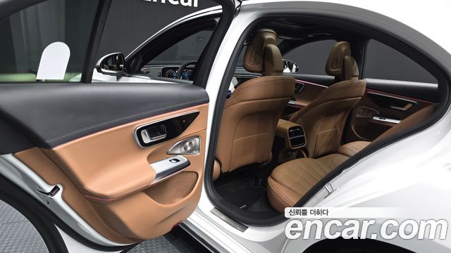 Mercedes-Benz E-Class 2025 — photo 16