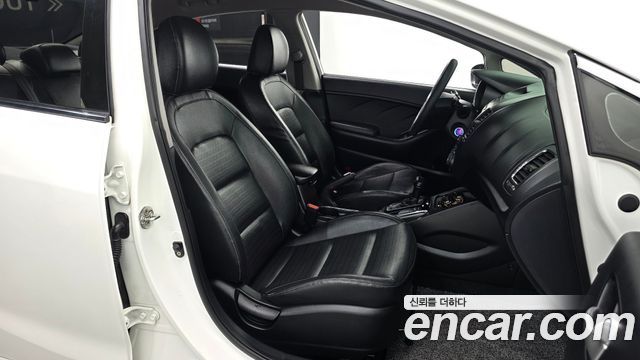 Kia K3 2016 — photo 17