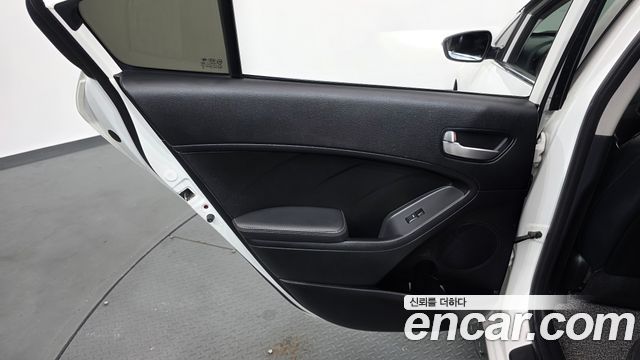 Kia K3 2016 — photo 15