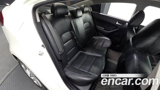 Kia K3 2016 — photo 16
