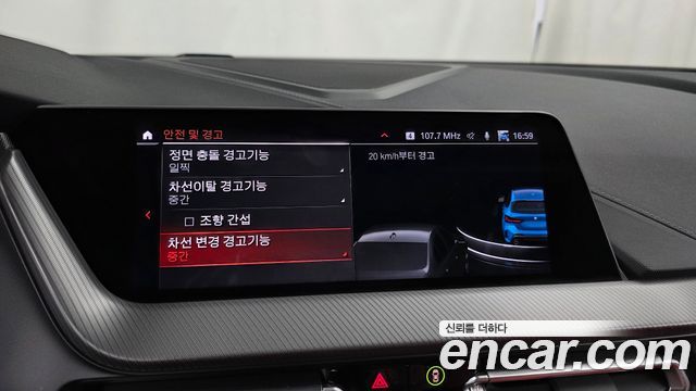 BMW 1-Series 2021 — photo 21