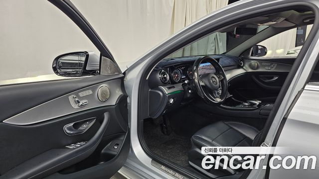 Mercedes-Benz E-Class 2017 — photo 10