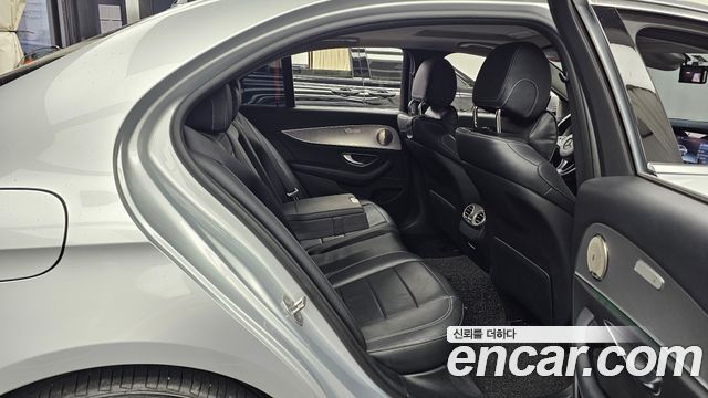 Mercedes-Benz E-Class 2017 — photo 12