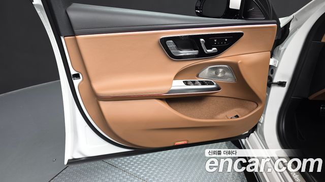 Mercedes-Benz E-Class 2025 — photo 14