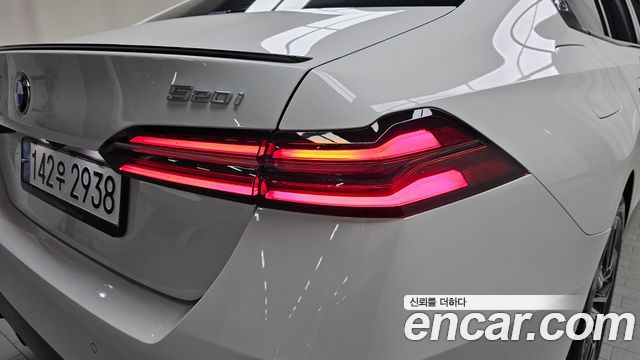 BMW 5-Series 2025 — photo 9