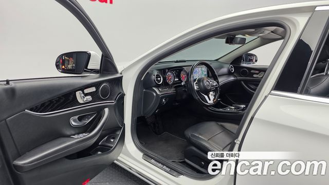 Mercedes-Benz E-Class 2019 — photo 13