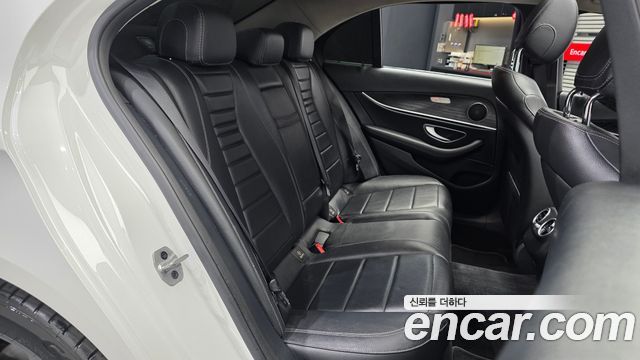 Mercedes-Benz E-Class 2019 — photo 18