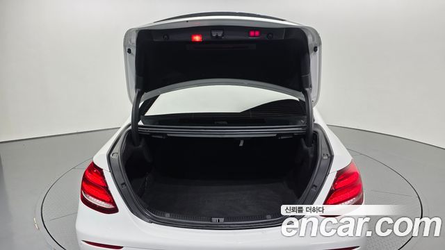 Mercedes-Benz E-Class 2019 — photo 26