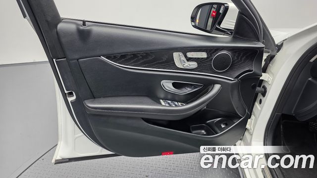 Mercedes-Benz E-Class 2019 — photo 14