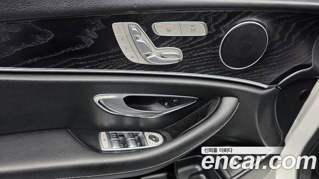 Mercedes-Benz E-Class 2019 — photo 30