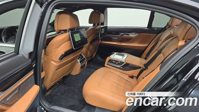 BMW 7-Series 2020 — photo 11