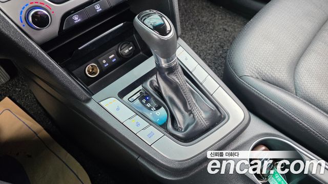 Hyundai AVANTE 2016 — photo 12