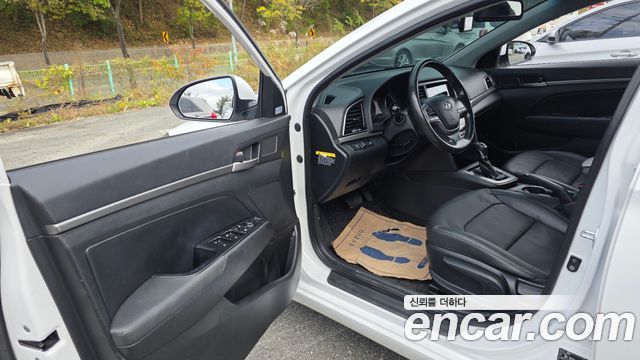 Hyundai AVANTE 2016 — photo 13