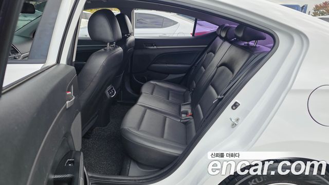 Hyundai AVANTE 2016 — photo 17