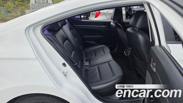 Hyundai AVANTE 2016 — photo 24