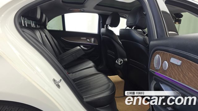 Mercedes-Benz E-Class 2019 — photo 17