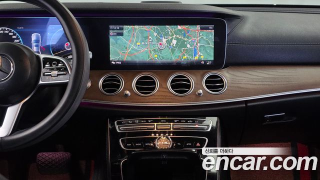 Mercedes-Benz E-Class 2019 — photo 18