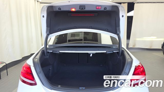 Mercedes-Benz E-Class 2019 — photo 24