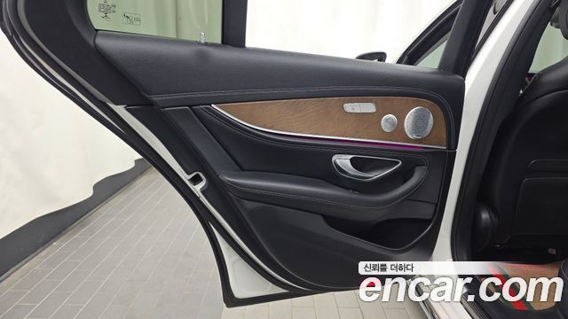 Mercedes-Benz E-Class 2019 — photo 15