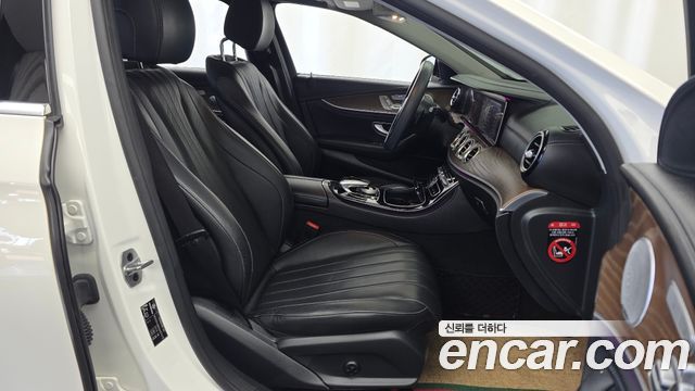 Mercedes-Benz E-Class 2019 — photo 16