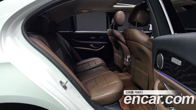 Mercedes-Benz E-Class 2019 — photo 17