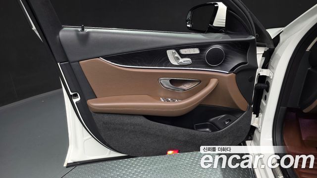 Mercedes-Benz E-Class 2019 — photo 14