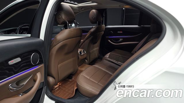 Mercedes-Benz E-Class 2019 — photo 16