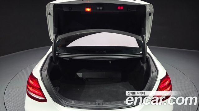 Mercedes-Benz E-Class 2019 — photo 35