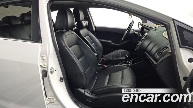 Kia K3 2016 — photo 12