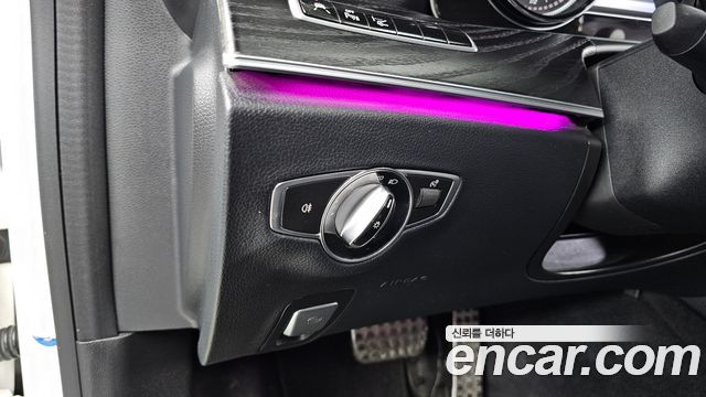 Mercedes-Benz E-Class 2019 — photo 19
