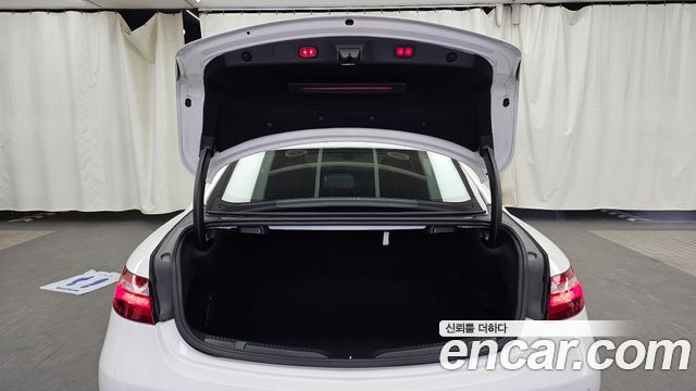 Mercedes-Benz E-Class 2019 — photo 20