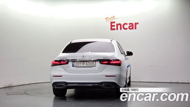 Mercedes-Benz E-Class 2023 — photo 4