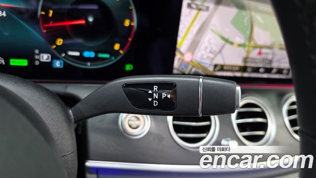 Mercedes-Benz E-Class 2023 — photo 12