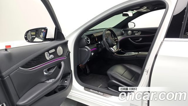 Mercedes-Benz E-Class 2023 — photo 13