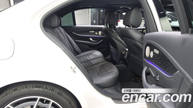 Mercedes-Benz E-Class 2023 — photo 18