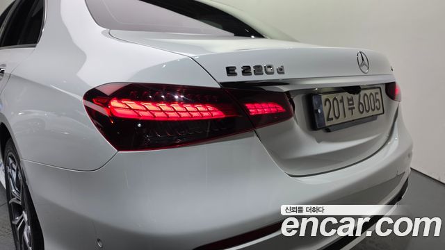 Mercedes-Benz E-Class 2023 — photo 9