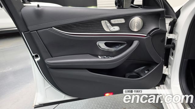 Mercedes-Benz E-Class 2023 — photo 14