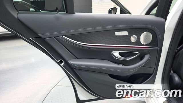 Mercedes-Benz E-Class 2023 — photo 15